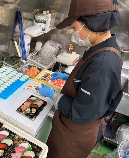 レジで接客するスタッフの様子