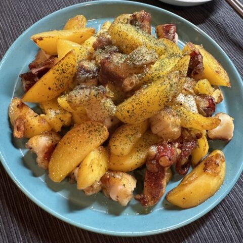 タコとジャガイモのガーリック炒め（4人分）